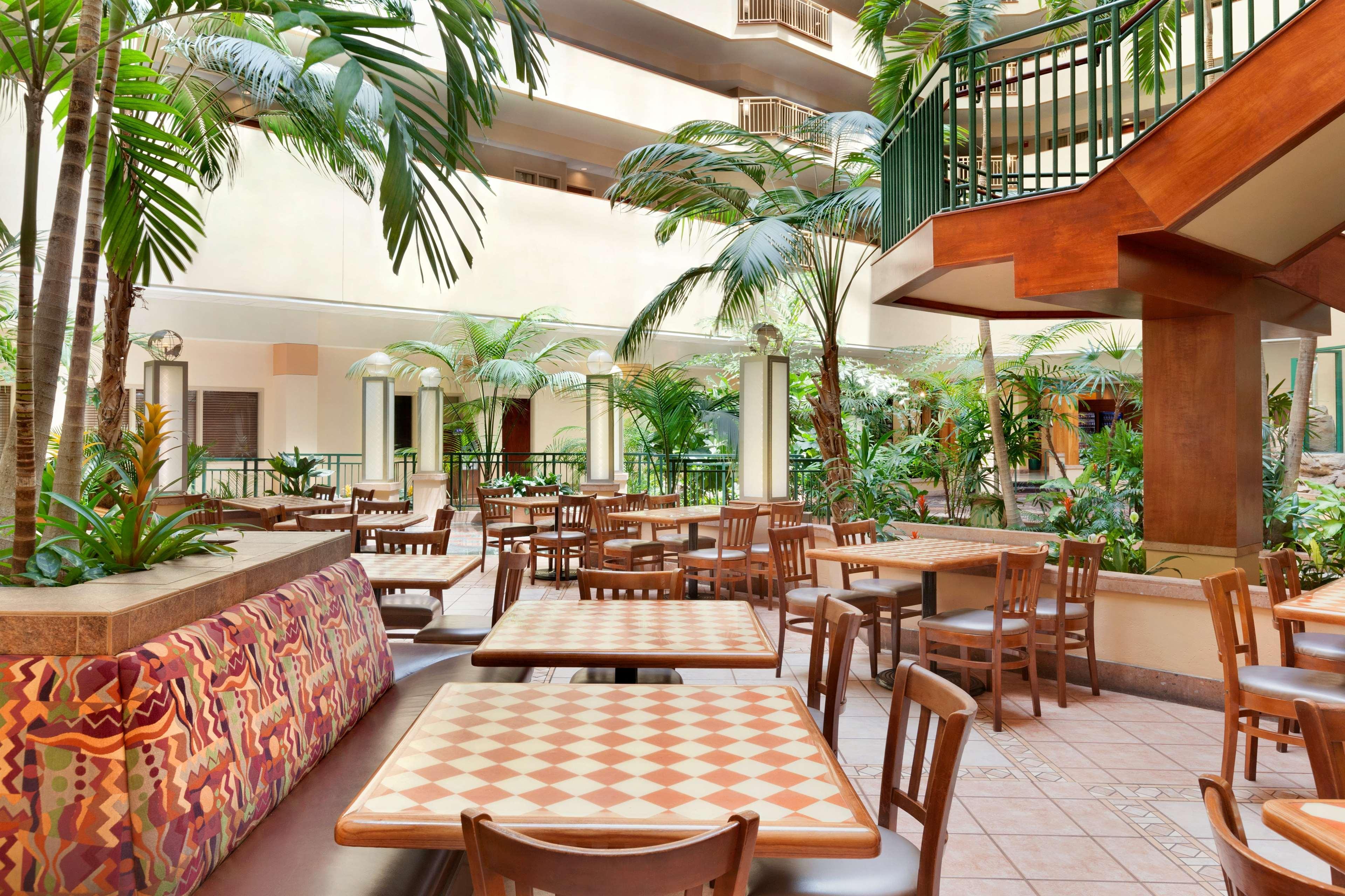 Embassy Suites By Hilton Tampa Usf Near Busch Gardens Ngoại thất bức ảnh